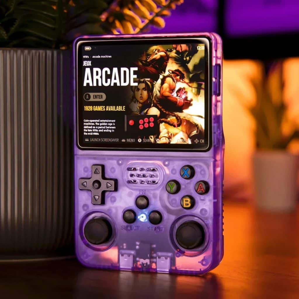 Test de la R36S : la console rétro à 30 € vaut-elle le coup ? Prise en main de la console montrant son format vertical et ses dimensions compactes