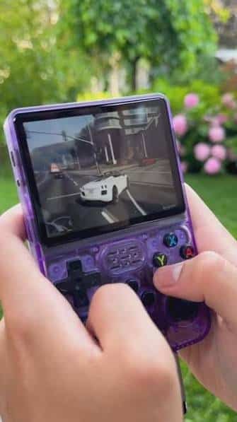 Test de la R36S : la console rétro à 30 € vaut-elle le coup ? Comparaison visuelle entre un modèle authentique et une contrefaçon de console