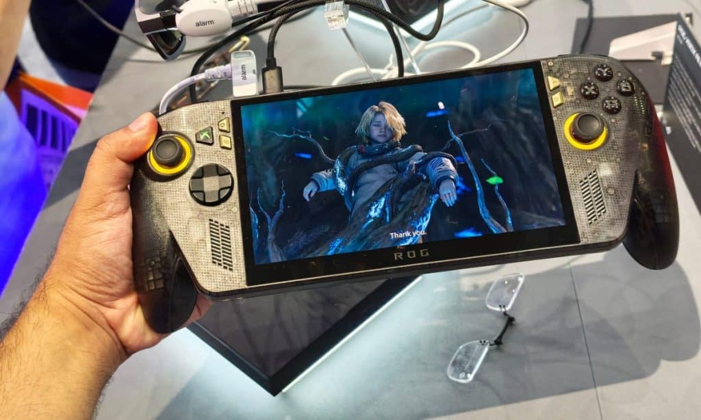 ROG Xbox Ally X20 : notre avis sur la console PC portable OLED Jeu en cours d'exécution sur l'écran OLED de la console