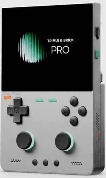 Test de la Trimui Brick Pro : vraiment pro pour moins de 100 € ? Console portable rétro Trimui Brick Pro vue de face et de profil montrant son design et ses contrôles