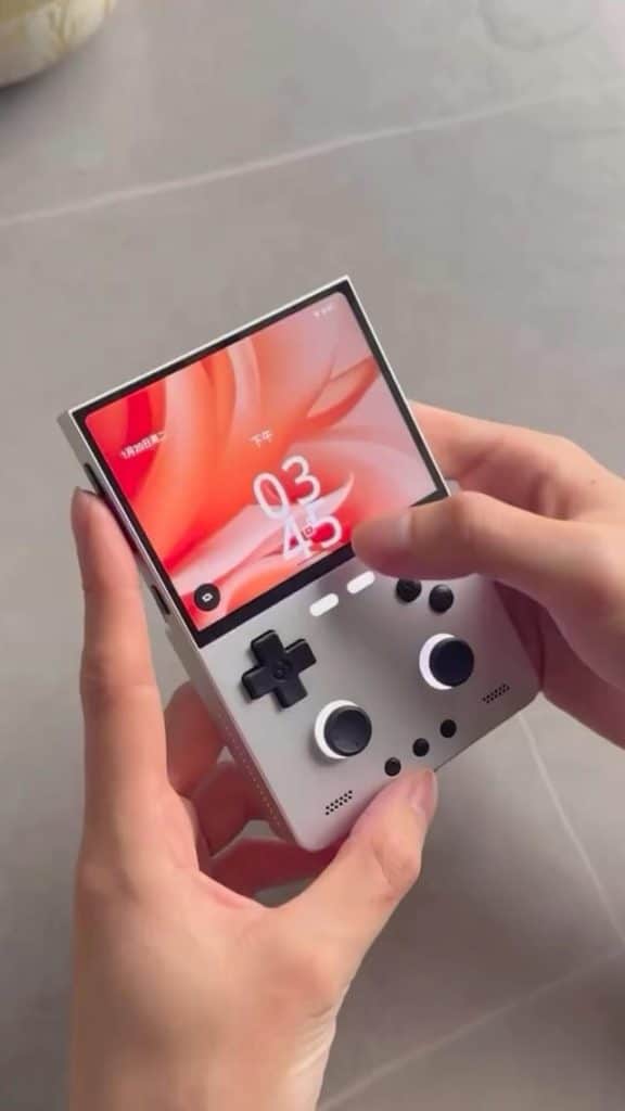 Test de la Trimui Brick Pro : vraiment pro pour moins de 100 € ? Écran de jeu affichant une émulation de titre rétro sur la Trimui Brick Pro